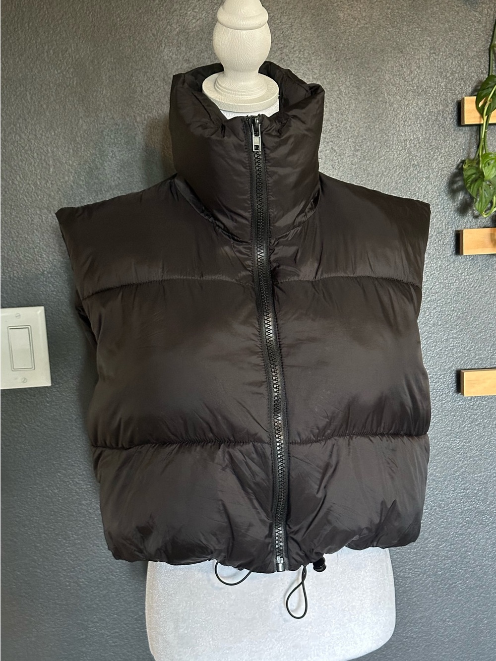 Women’s Small Black Cropped Puffer Vest Oversized High Collar Drawstring